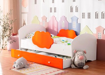 Детская кровать с бортиками Тучка с ящиком, корпус Белый, фасад Оранжевый в Липецке