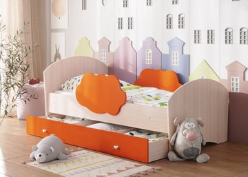 Детская кровать с бортиками Тучка с ящиком, корпус Дуб млечный, фасад Оранжевый в Липецке
