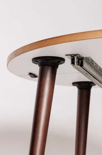 Кухонный стол круглый Шпон Ореха д. 100 см МДФ ножки орех в Липецке - изображение 4